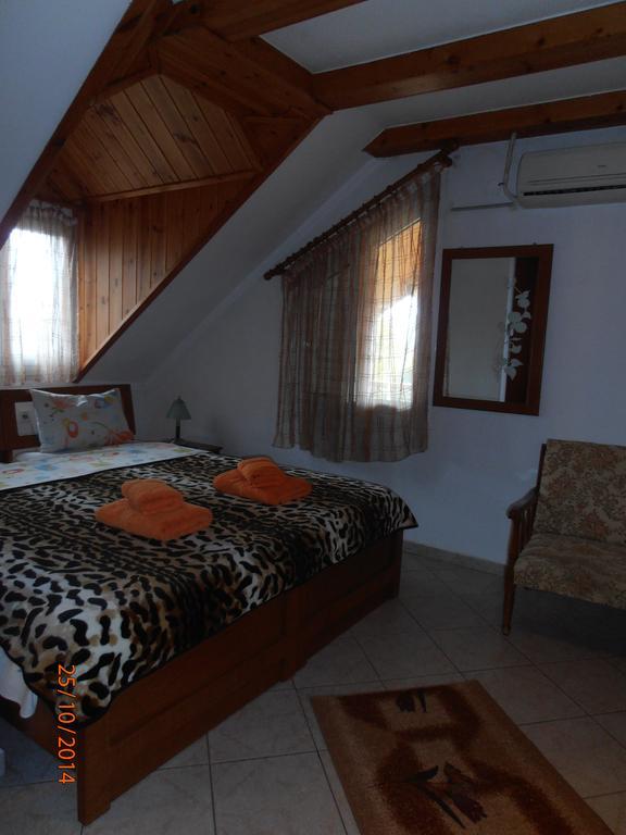 Guesthouse Agnandi Káto Loutrákion Rom bilde