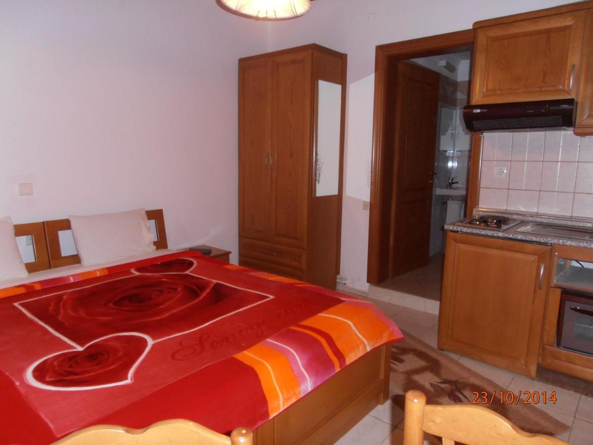 Guesthouse Agnandi Káto Loutrákion Rom bilde
